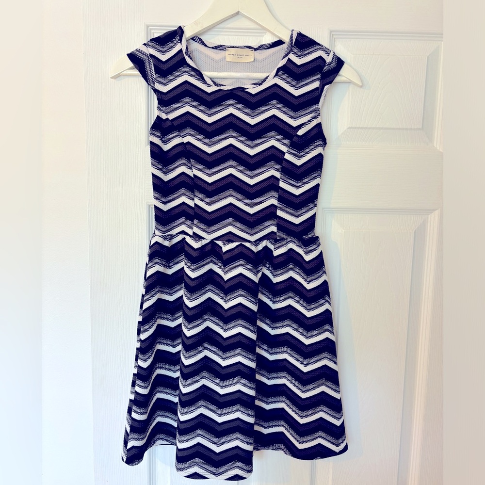 ENOUGH ABOUT ME BLACK GREY AND WHITE CHEVRON DRESS SIZE XS
